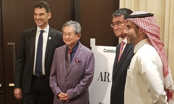 From left: Ali Itani, Japan Region Head of Arab News, Go Nagai, who drew the masthead of Arab News Japan edition, Defense Minister of Japan Taro Kono and Arab News Editor in Chief Faisal J. Abbas at the Japan edition launch in Tokyo. (AN)