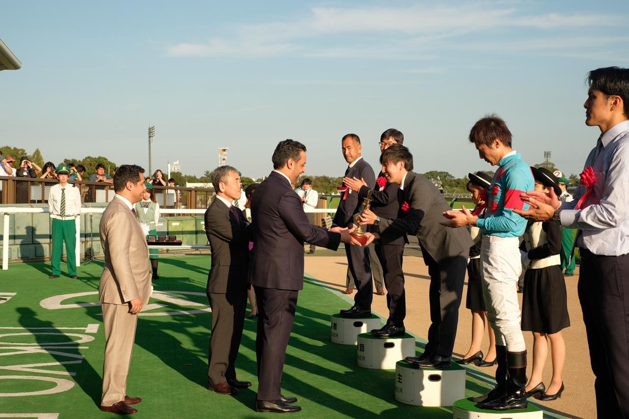  Equestrian Club General Manager Adel Al-Mazroua awards the Saudi cup to Al-Ishibashi Shuo, jockey of the winning horse Sirus. (Photo/Supplied)