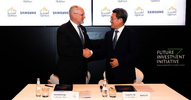 Michael Reininger, left, CEO of Qiddiya Investment Company, and Lee Young-ho, president and CEO of Samsung C&T, after signing a MoU on constructing an entertainment complex in Qiddiya. (AN Photo)