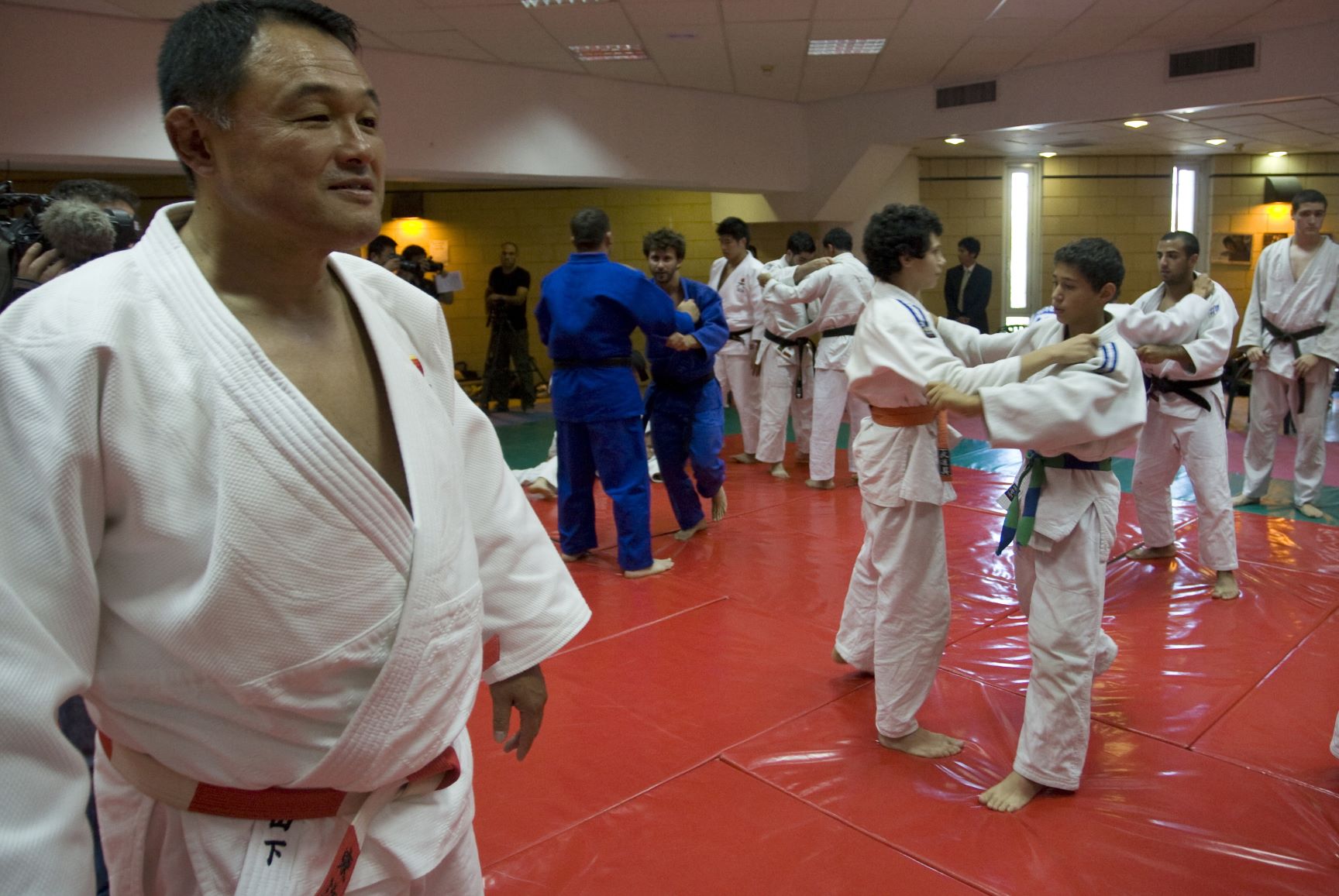 Japan's Judoka Yashiro Yamashita (L) gives a lecture as he teaches Judo techniques to Palestinian and Israeli students on July 21, 2010 in Jerusalem. (AFP)