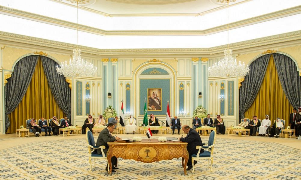 Saudi Crown Prince Mohammed bin Salman, Crown Prince of Abu Dhabi Sheikh Mohamed bin Zayed Al-Nahyan and Yemen's President Abedrabbo Mansour Hadi during a meeting in Riyadh. (AFP file)