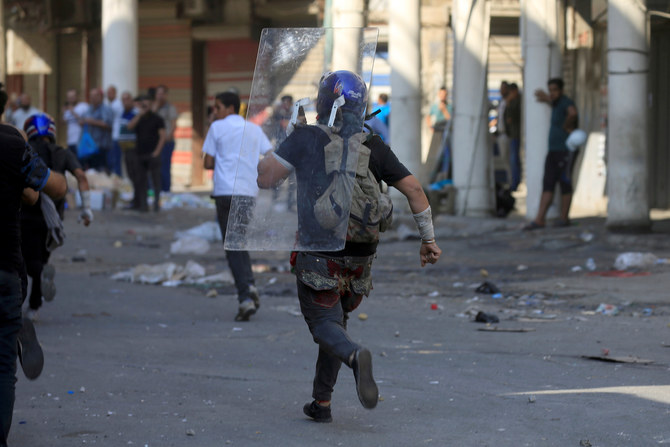 Demonstrators run after clashes with riot police during the ongoing anti-government protests in Baghdad, Iraq November 7, 2019. (Reuters)