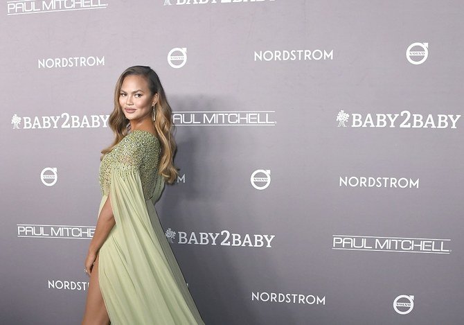 The model and author sizzled in an emerald gown that featured sequin details on the bodice and a thigh high slit.