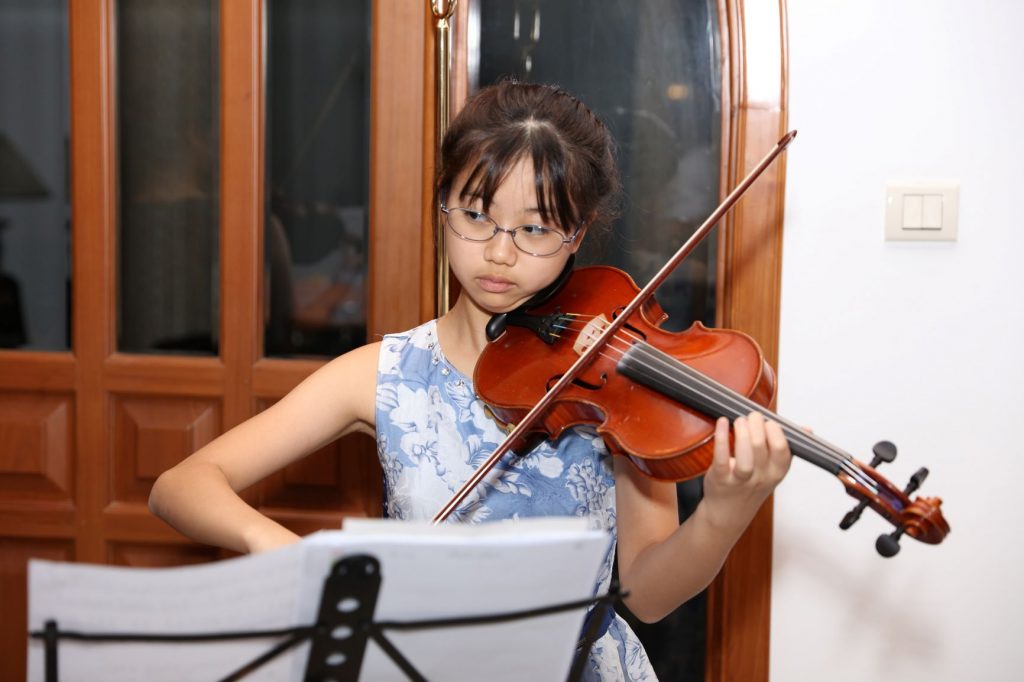 The daughters of the Consul General entertained guests with live music.