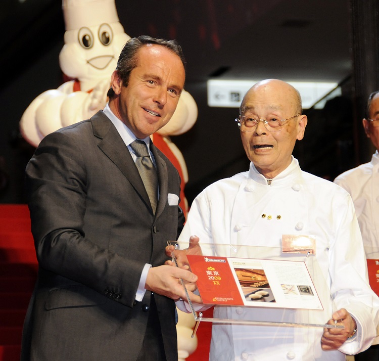 This file photo taken on November 18, 2008 shows Michelin director Jean-Luc Naret (left) of France introducing three-star sushi chef Jiro Ono of Sukiyabashi Jiro during a presentation of the 2009 Michelin Guide Tokyo. (AFP)