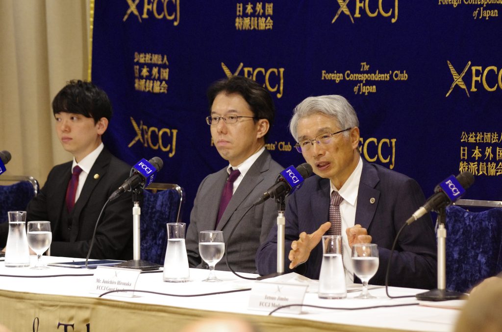 Junichiro Hironaka (2nd R) and Hiroshi Kawatsu (3rd R), lawyers for former Nissan chief Carlos Ghosn, attend a press conference after a court hearing in Tokyo on October 24, 2019. (Arab News)