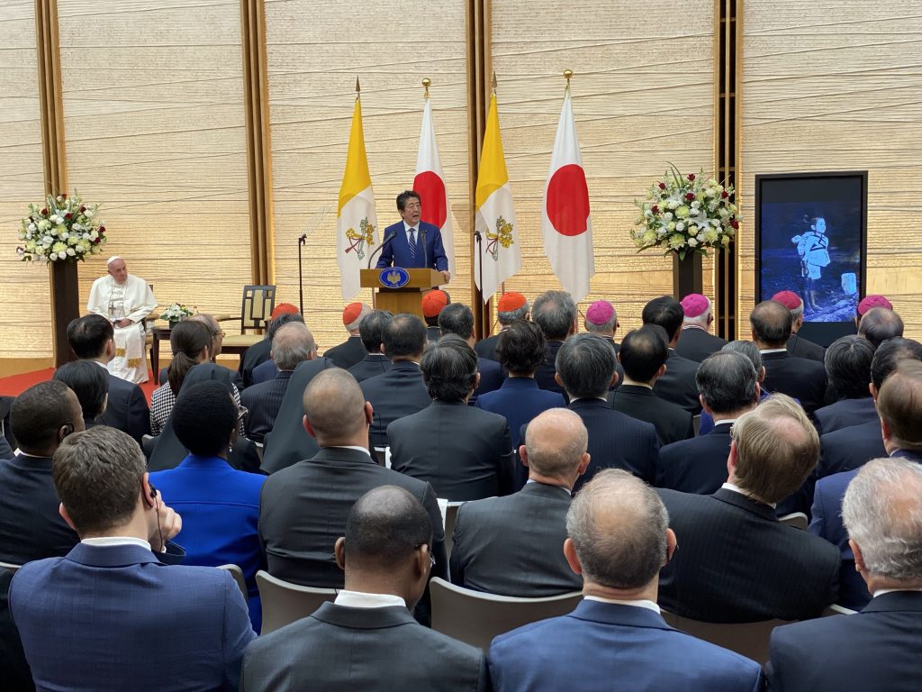 Pope Francis listens as Japanese Prime Minister Shinzo Abe talks about a Nagasaki boy who survived the nuclear bomb. (Arab News)