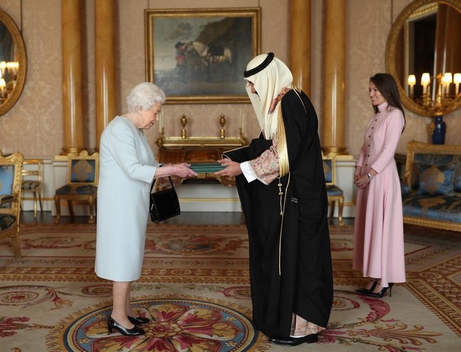 Prince Khalid bin Bandar bin Sultan met on Wednesday with Queen Elizabeth II at Buckingham Palace in London, where he formally presented a copy of his credentials. (Supplied)