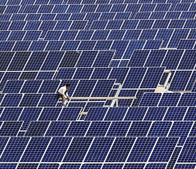 Abu Dhabi’s use of solar power will reduce CO2 emissions, which the plant will cut by 1.6 million metric tons a year. (AFP)