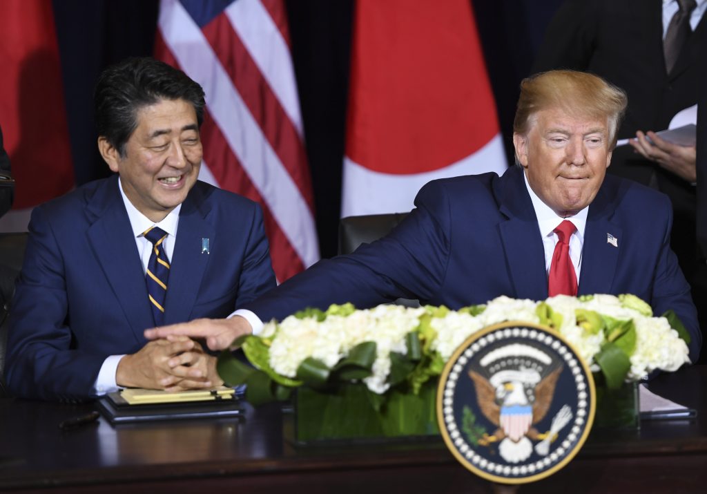 US President Donald Trump and Japanese Prime Minister Shinzo Abe hold a meeting on trade in New York, September 25, 2019. (AFP)