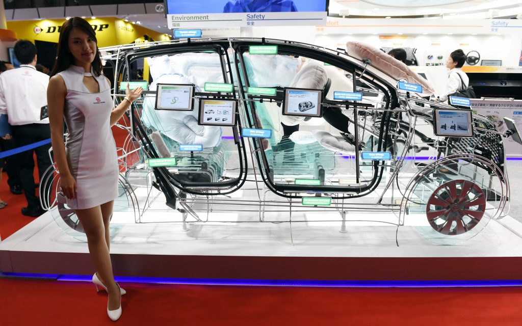A model shows off a skeleton model of a vehicle by Japan’s auto parts maker Toyota Gosei on display at the Tokyo Motor Show in Tokyo on October 28, 2015. (File photo/AFP)