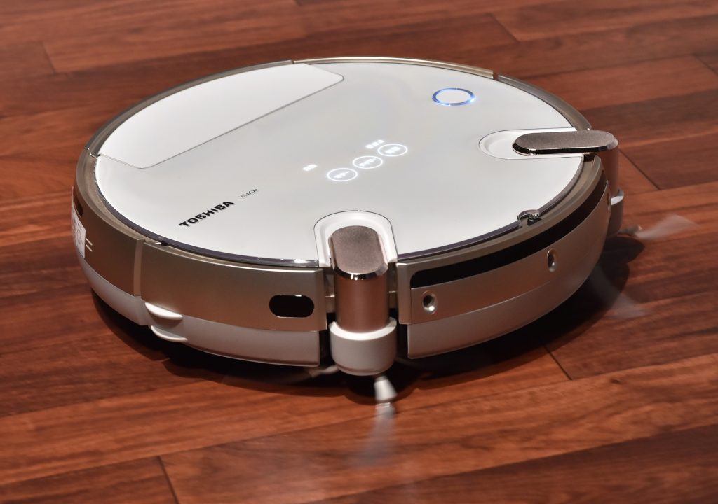 Japan’s electronics giant Toshiba displays the new robot vacuum cleaner “Torneo Robo” which trashes dust automatically after cleaning up a room, in Tokyo, on August 20, 2014. (File photo/AFP) 