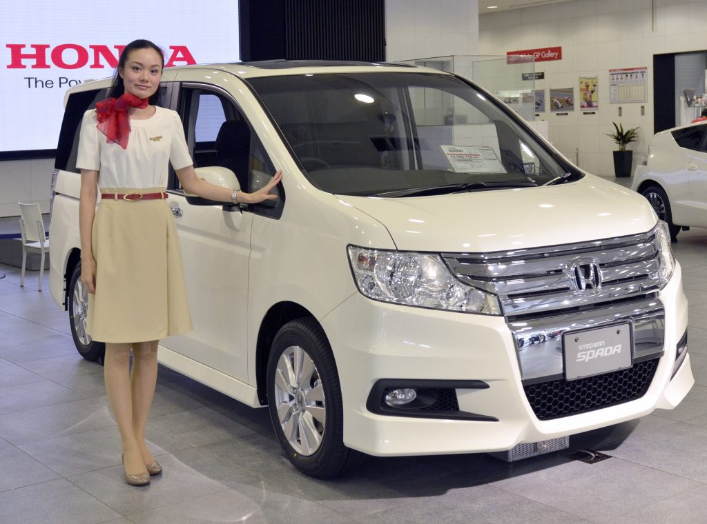 An employee of Japan’s automaker Honda Motor showcases the mini-van “Step WGN Spada” at Honda’s showroom in Tokyo on August 1, 2011. (File photo/AFP)