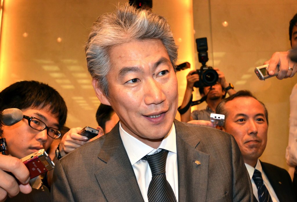 Newly appointed Chief Executive of Nomura Holdings Group Koji Nagai (C) after a press conference in Tokyo on July 26, 2012. (File photo/AFP)