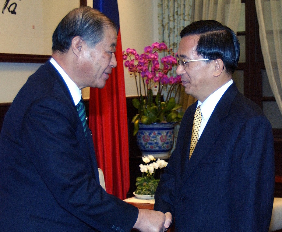 Taiwan President Chen Shui-bian (right) shakes hands with Japan's House of Representative Tamazawa Tokuichiro during a meeting with a group of Japanese House of Representatives at Taipei on 21 March, 2005. (AFP)
