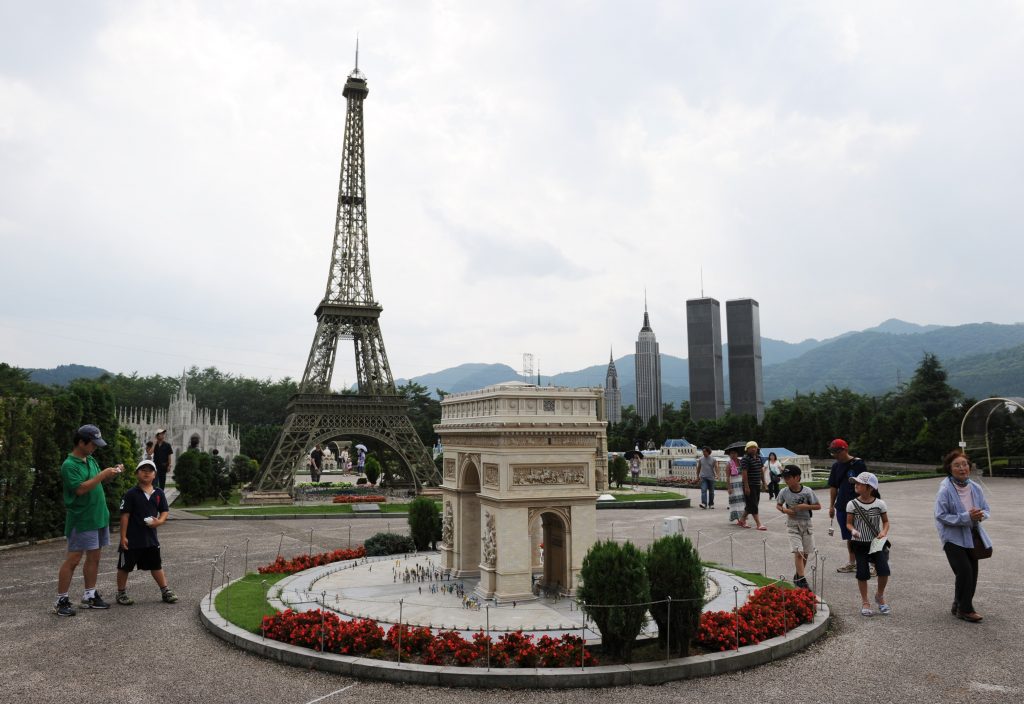 Visitors look at a miniature model of the France’s Arc de Triomphe (C) with the Eiffel Tower in the background at the Tobu World Square in Nikko, Tochigi prefecture on August 16, 2010. (File photo/AFP)