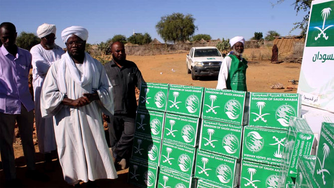 KSRelief in cooperation with Al-Eghtinam Organization for Human Development distributed 5,800 date boxes in Sudan. (SPA)