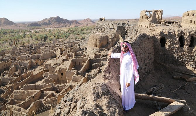 Australian traveler Daniel Herszberg poses in his Saudi thobe during his visit to Khaybar oasis, in the north of Madinah. (Supplied)