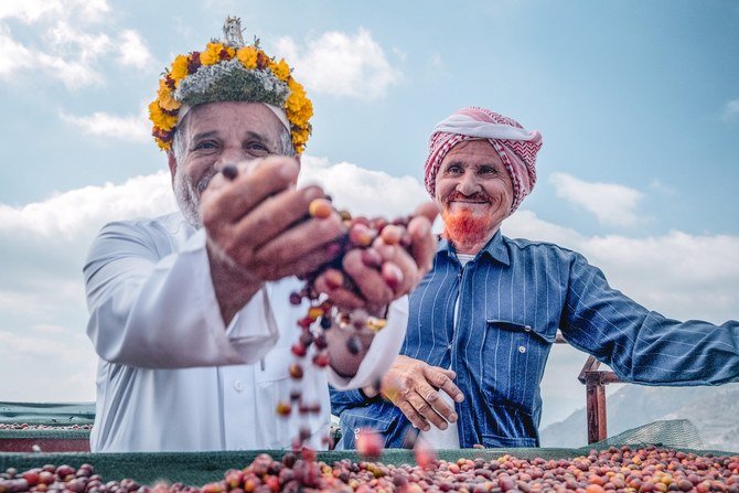 Coffee farmers in Jazan show off their wares. (Arab News)