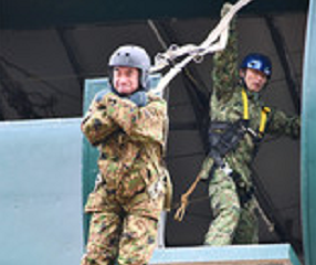 Japan’s Defense Minister Taro Kono visited the Ground Self-Defense Force Narashino Garrison (Funabashi City, Chiba Prefecture) on Sunday and experienced parachute descent training.