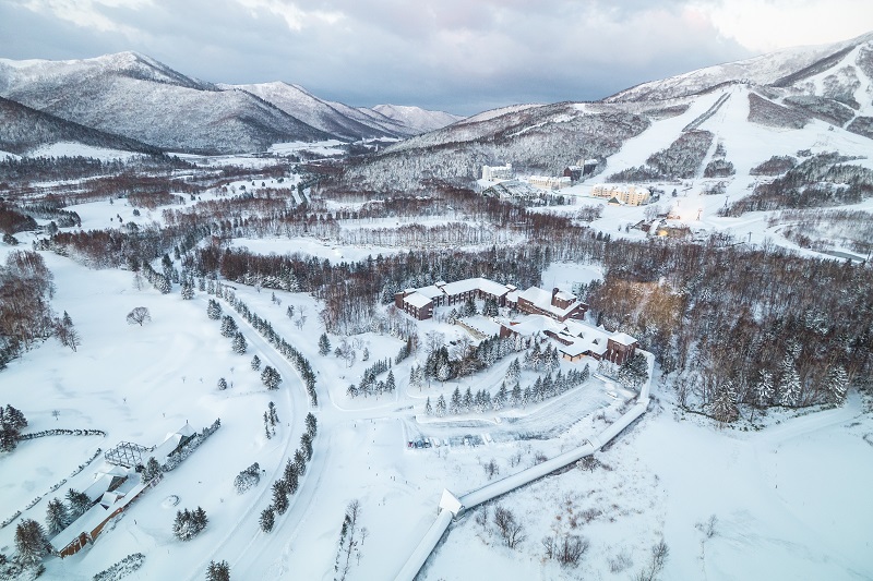 Tomamu is one of a number of destinations in Hokkaido that boasts international-quality powder, and is popular with foreign skiers and snowboarders. (Shutterstock)