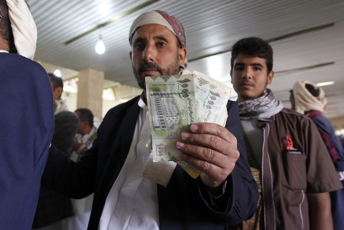 Officials in Sanaa said the Houthi militia had given residents a month to hand over the newly printed but banned banknotes or face penalties that include jail. (File/AFP)