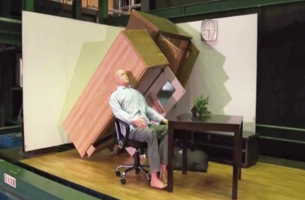 Demonstration of furniture during an earthquake without using Proseven. (GOJ)
