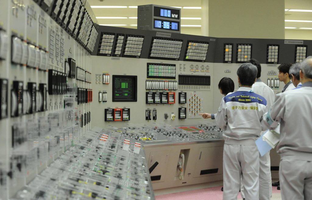 Workers make preparations inside the control room to restart the Monju Prototype Fast Breeder Reactor in Tsuruga, Fukui prefecture, May. 6, 2010. (AFP)