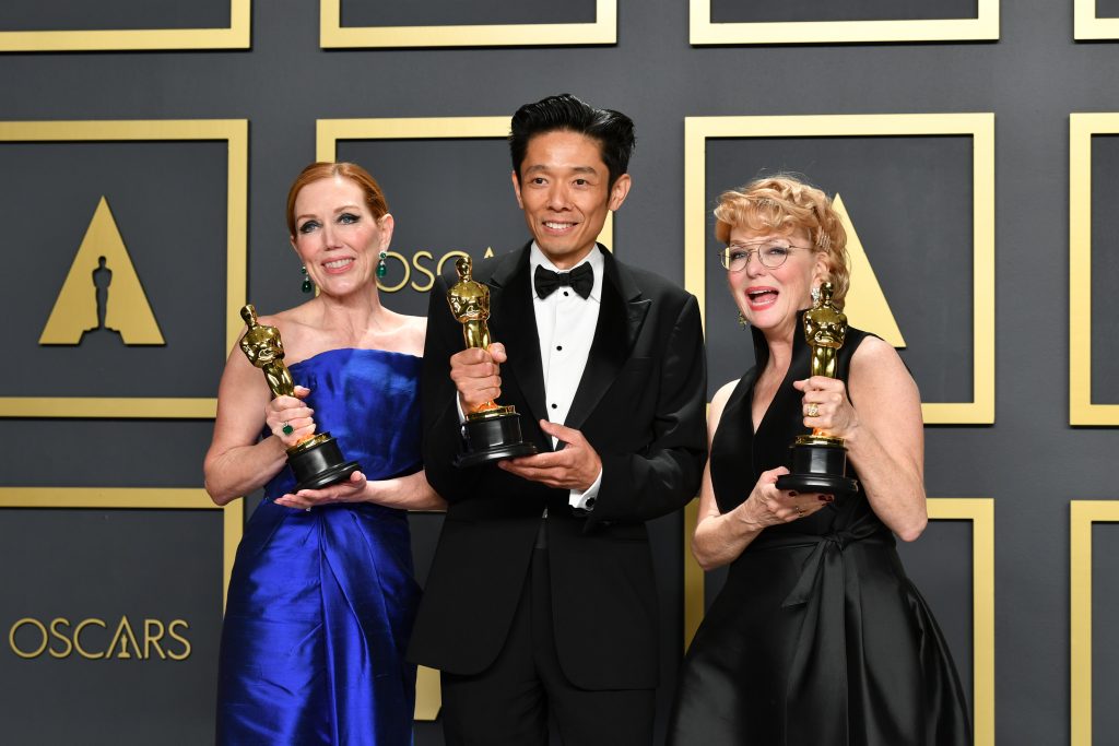 Anne Morgan (L), special make-up effects artist Kazu Hiro (C) Vivian Baker (R), winners of the Makeup and Hairstyling award for Bombshell, with their Oscars, Feb. 09, 2020. (AFP)