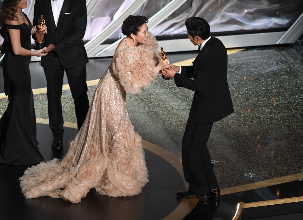Sandra Oh presents the Makeup and Hairstyling award for 'Bombshell' to Kazu Hiro onstage during the Academy Awards, Feb. 09, 2020. (AFP)