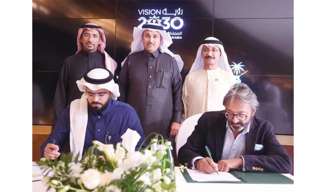 Officials witness the signing of an MoU in Riyadh. (AN photo/Basheer Saleh.)