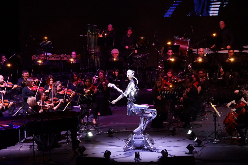 A robot with artificial intelligence performed alongside a human orchestra. (AN photo)