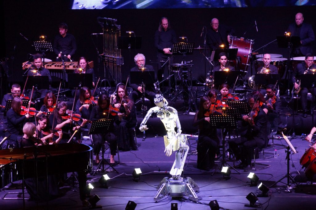 A robot with artificial intelligence performed alongside a human orchestra. (AN photo)