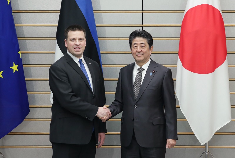 Estonian Prime Minister Juri Ratas (left) shakes hands with his Japanese counterpart Shinzo Abe at the prime minister's office in Tokyo on February 10, 2020. (AFP)