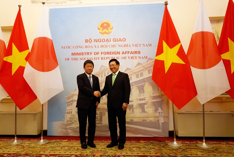 Japan's Foreign Minister Toshimitsu Motegi (left) meets his Vietnamese counterpart Pham Binh Minh at the Government Guesthouse in Hanoi on January 6, 2020. By country or region, the number of workers from Vietnam to Japan was the highest, at 901. (AFP/file)
