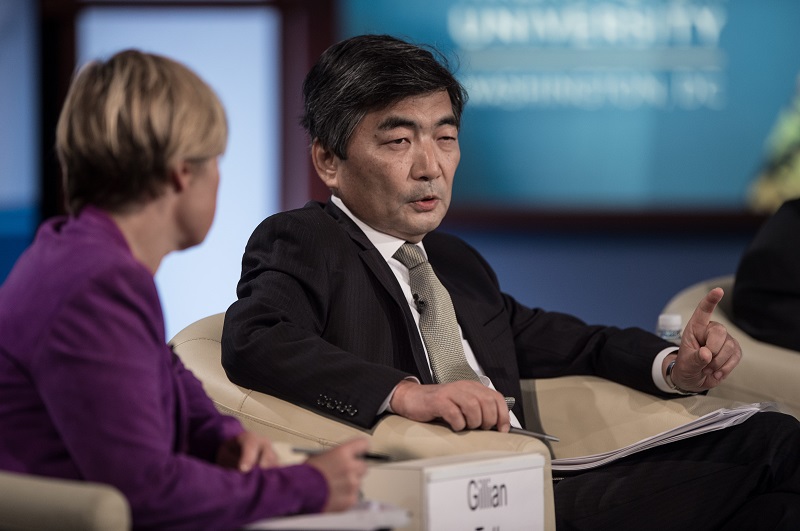 Former Treasury Secretary Naoyuki Shinohara (right) said the only new topic is new pneumonia. 