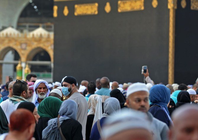 Muslim pilgrims wear masks at the Grand Mosque in Saudi Arabia's holy city of Makkah on Feb. 28, 2020. (AFP)