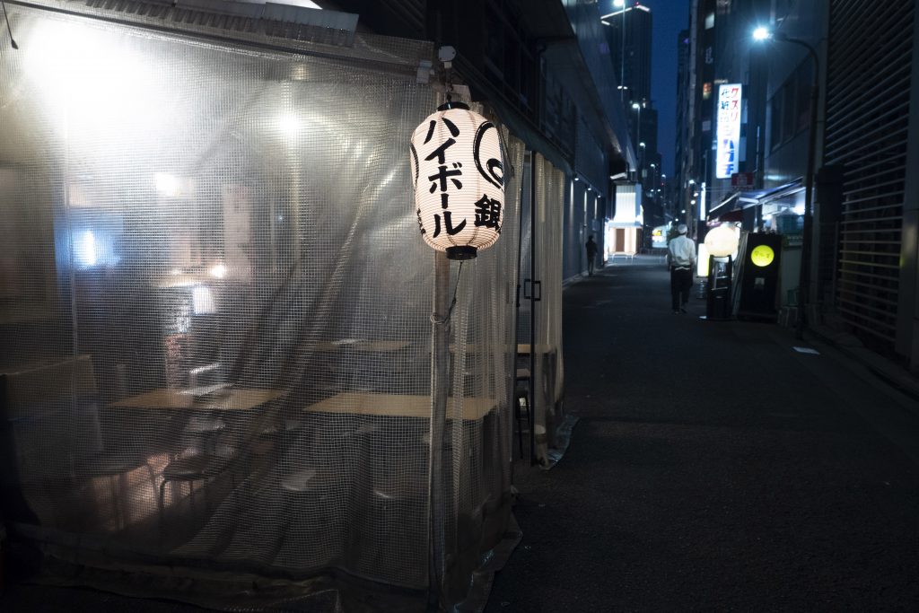 A lantern hangs outside an empty restaurant Saturday, March 28, 2020, in the Shimbashi section of Tokyo. (File photo/AP)