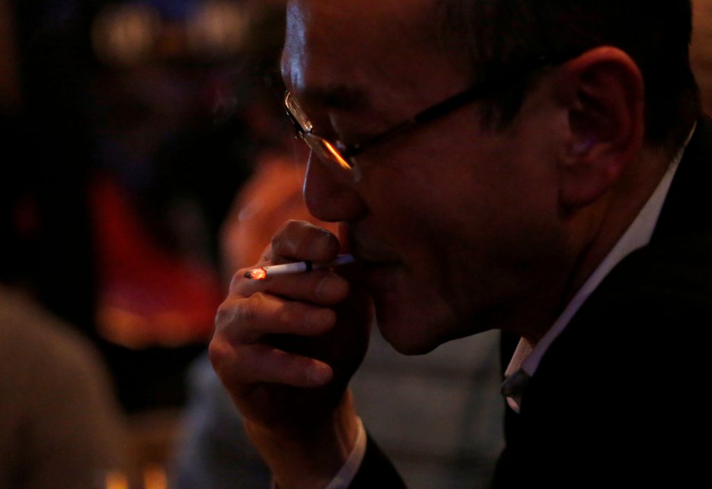 A man smokes at an 'izakaya' restaurant or pub in Tokyo, Japan, March. 15, 2017. (File photo/Reuters)