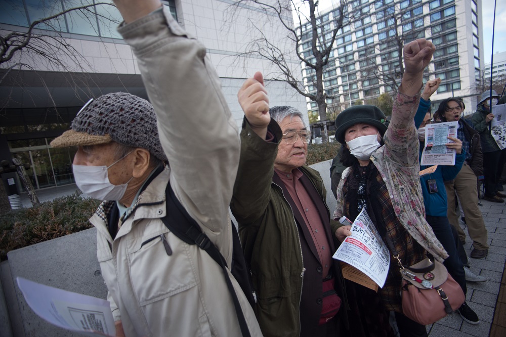 Protesters gather in front of the Japanese parliament, holding banners and shouting against the bill. (AN photo)