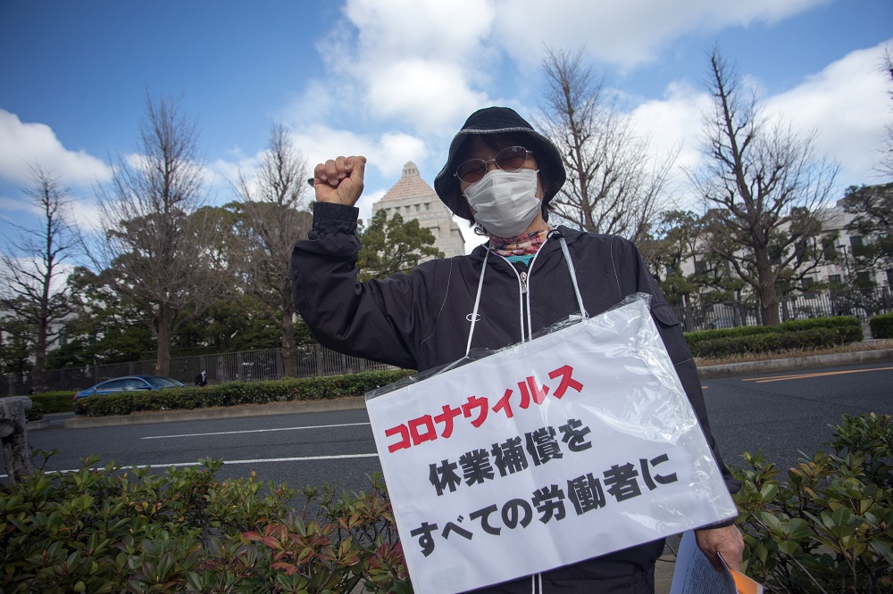 Protesters gather in front of the Japanese parliament, holding banners and shouting against the bill. (AN photo)