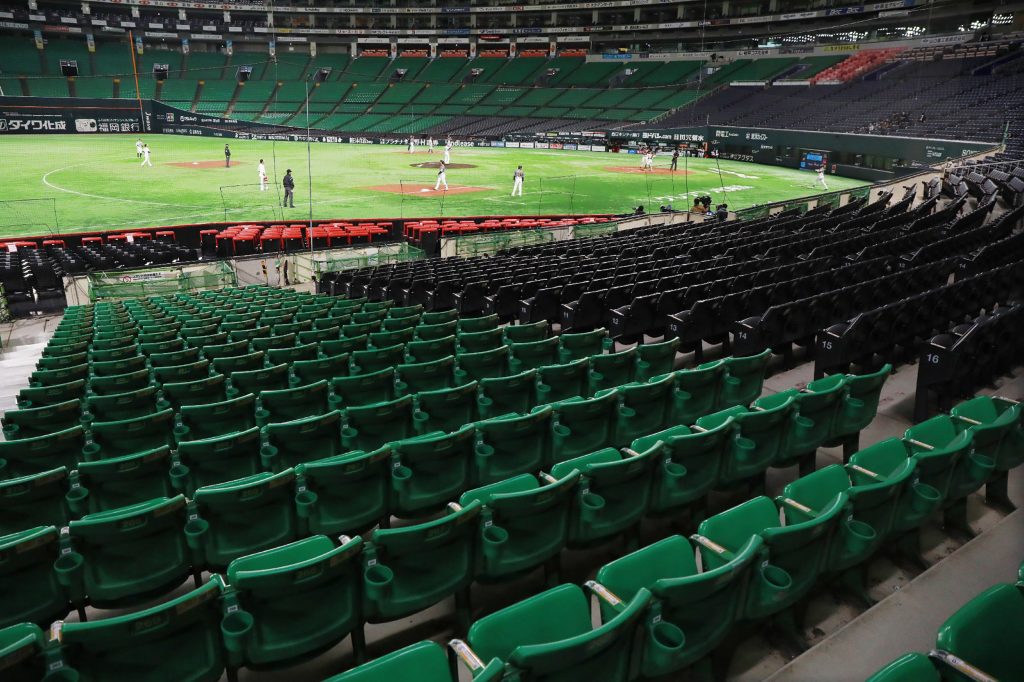  Pre-season baseball game played behind closed doors between the Hanshin Tigers and Fukuoka Softbank Hawks in Fukuoka, Feb. 29, 2020. (file photo/AFP)