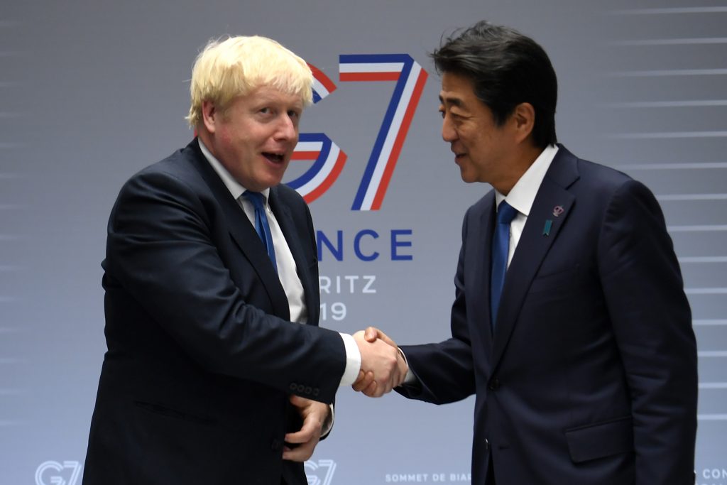 Britain's Prime Minister Boris Johnson (L) shakes hands with Japan's Prime Minister Shinzo Abe (R) during annual G7 summit in Biarritz, France, Aug. 26, 2019. (AFP) 