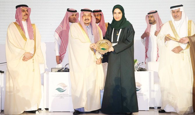 Riyadh Gov. Prince Faisal bin Bandar honors top donors and the humanitarian  ambassadors of KSRelief. (Photo/Social media)