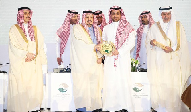 Riyadh Gov. Prince Faisal bin Bandar honoring top donors, volunteers and humanitarian ambassadors of the KSrelief at the RIHF. (Photo/KSRelief twitter)