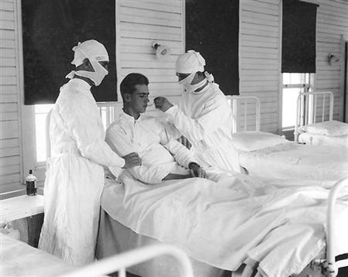 An influenza patient is treated at Naval Hospital in New Orleans, in 1918. (Reuters)