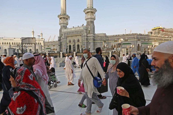 Muslim pilgrims wear masks at the Grand Mosque in Saudi Arabia’s holy city of Makkah on Feb. 28, 2020. (AFP)