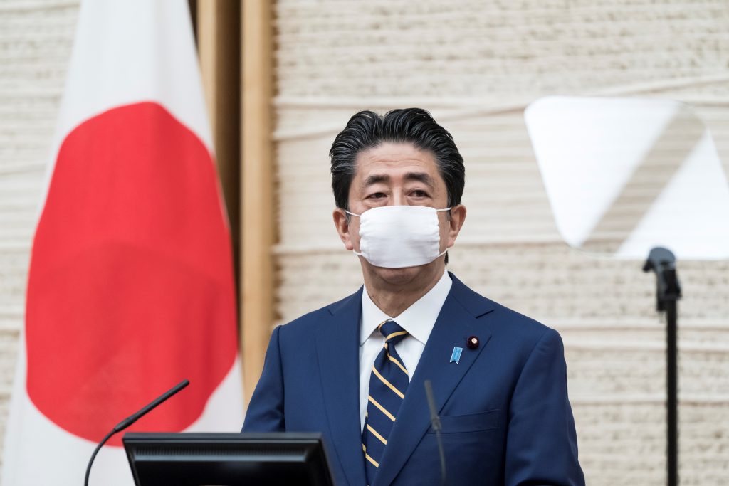 apan's Prime Minister Shinzo Abe wears a face mask as he attends a press conference at the prime minister's official residence, during the coronavirus disease (COVID-19) outbreak, in Tokyo, Japan April 7, 2020. (File photo/Reuters)