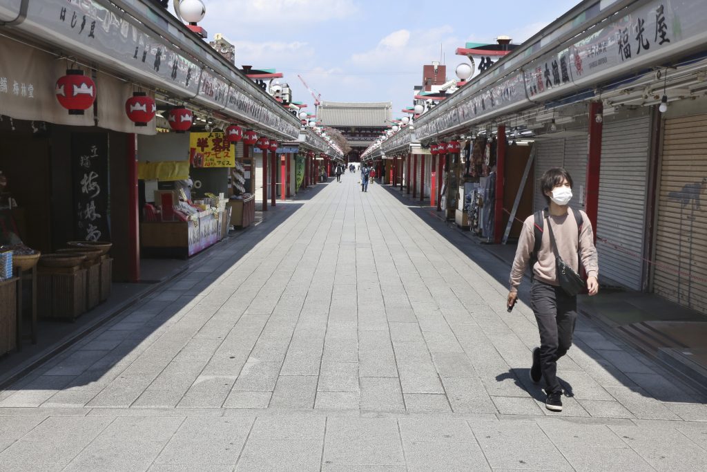 A man wearing face mask to protect against the spread of the new coronavirus walks through deserted Nakamise alley in Asakusa, Tokyo, Wednesday, April. 8, 2020. (File photo/AP) 