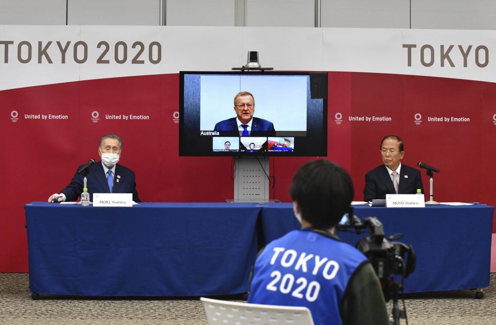 Tokyo 2020 Organizing Committee President Yoshiro Mori (L), and CEO Toshiro Muto (R), attend teleconference with International Olympic Committee member John Coates, April 16. 2020. (File photo/AP)